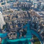 Vista aérea de Dubai com o Burj Khalifa ao fundo, referência para viagem e moeda local Dirham (AED).